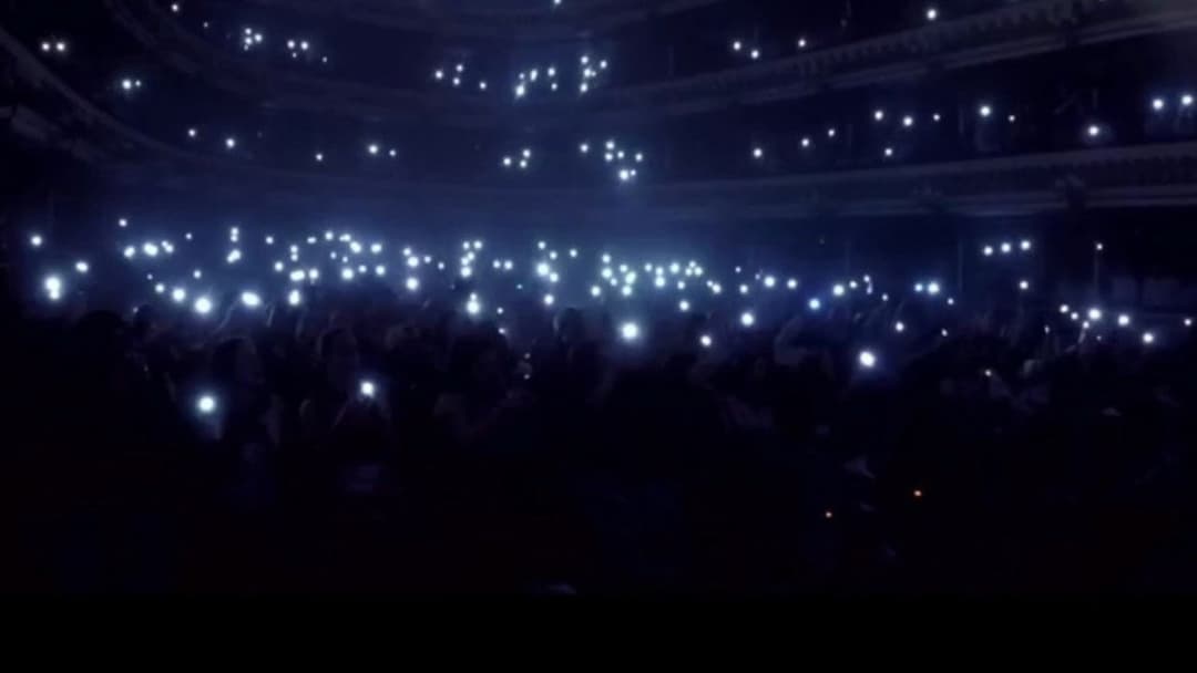 Juanjo Bona: Tan Mayor y Tan Niño backdrop 2