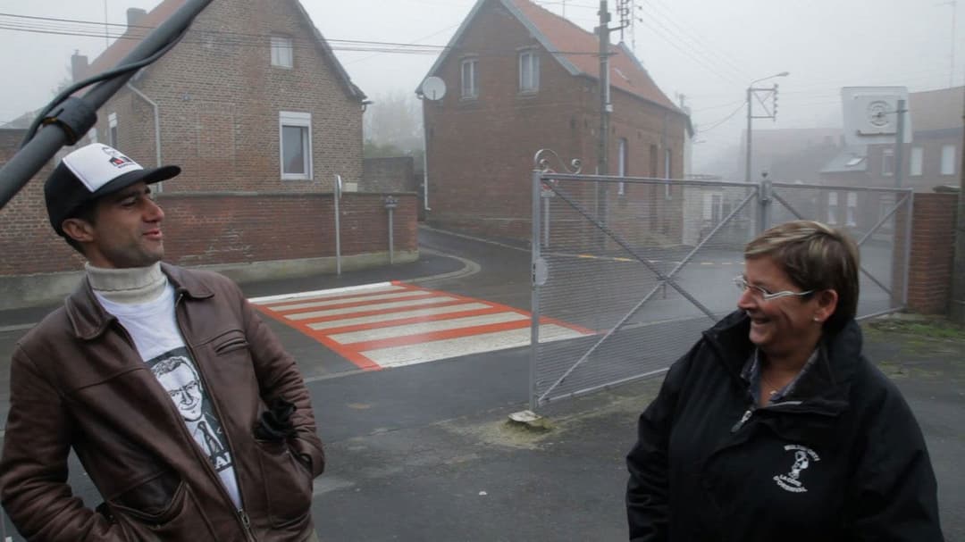 Merci Patron ! backdrop 2