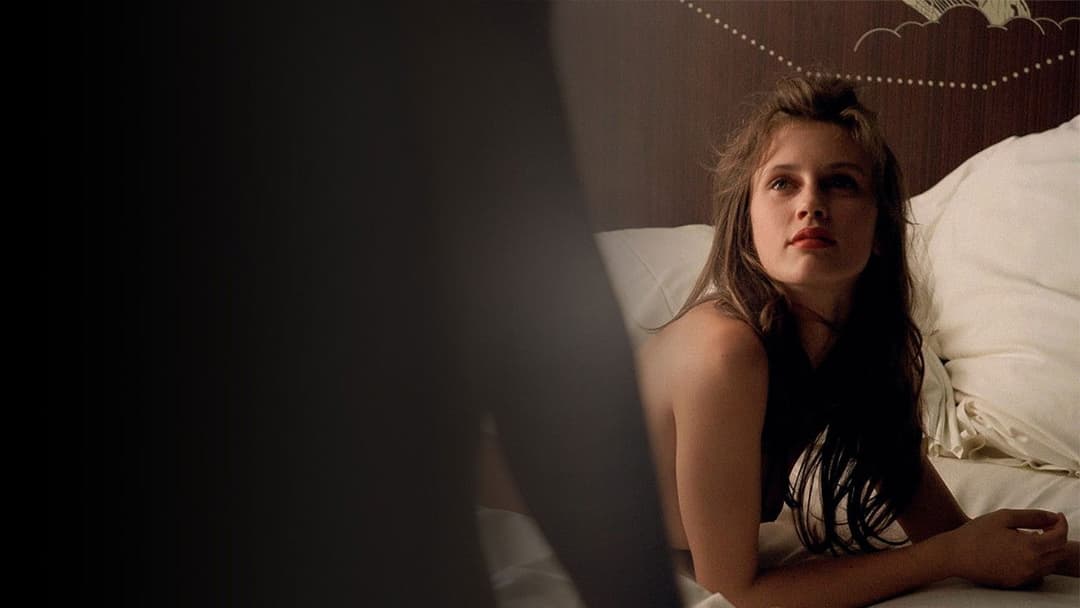 Молода і прекрасна backdrop 2