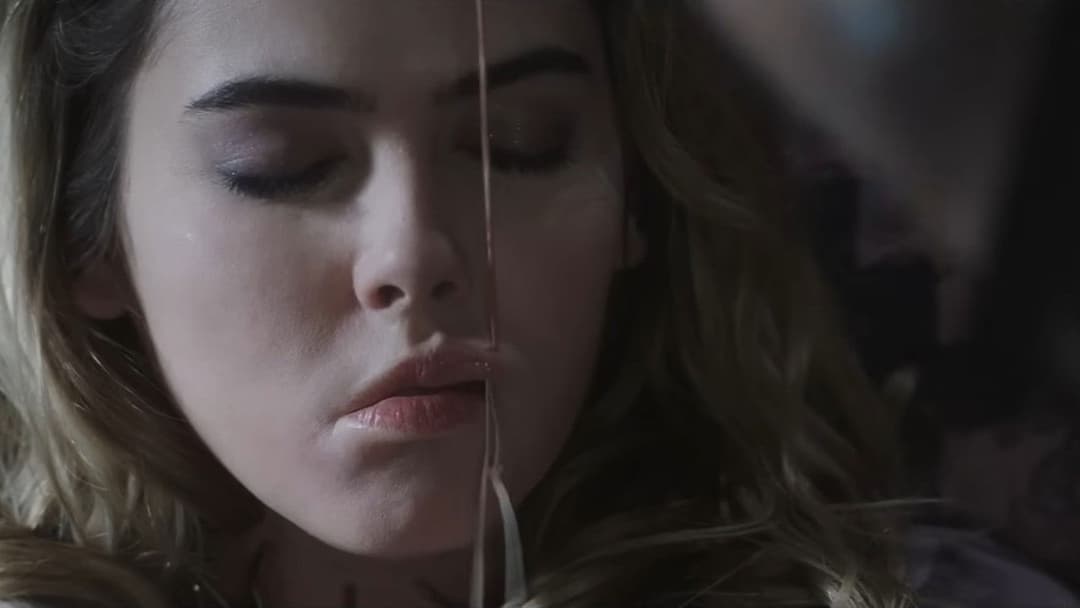 Ma - Sie sieht alles backdrop 17