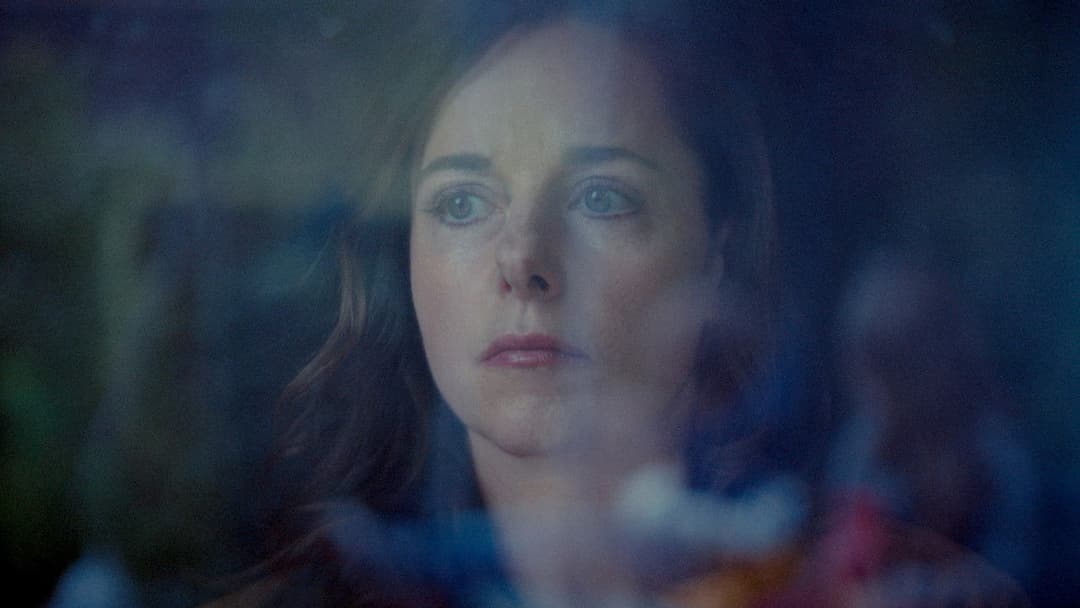 Julie - eine Frau gibt nicht auf backdrop 1