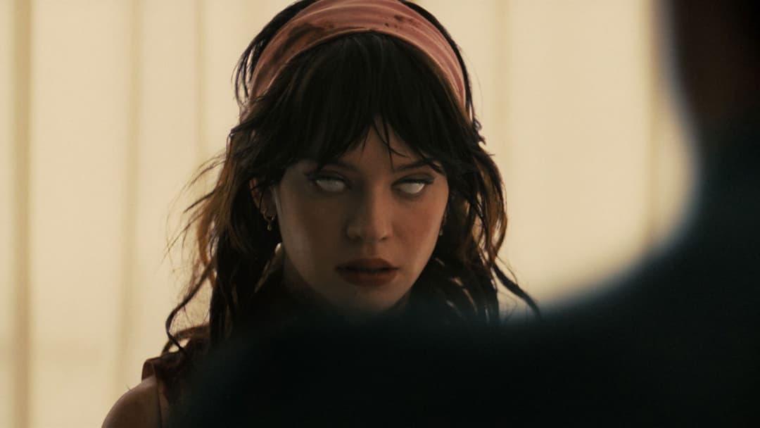 Companion - Die perfekte Begleitung backdrop 5