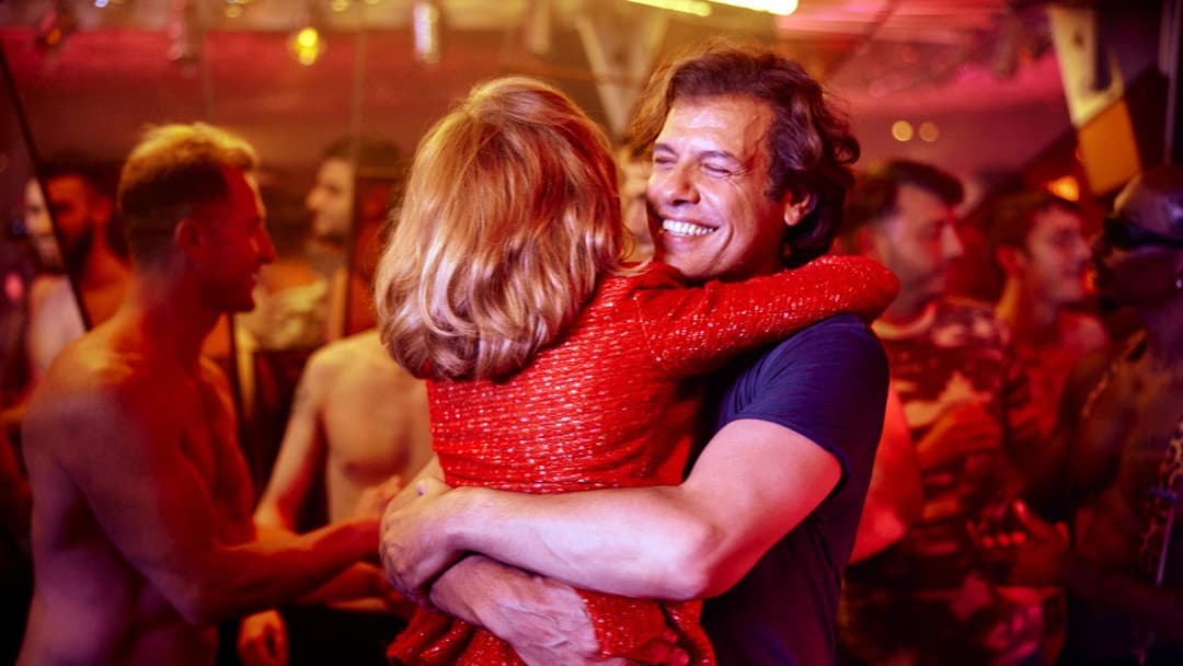 The Richest Woman in the World backdrop 13