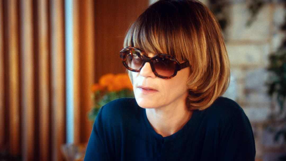 The Richest Woman in the World backdrop 9