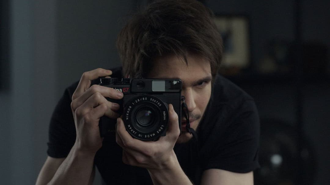 Celle que vous croyez backdrop 13