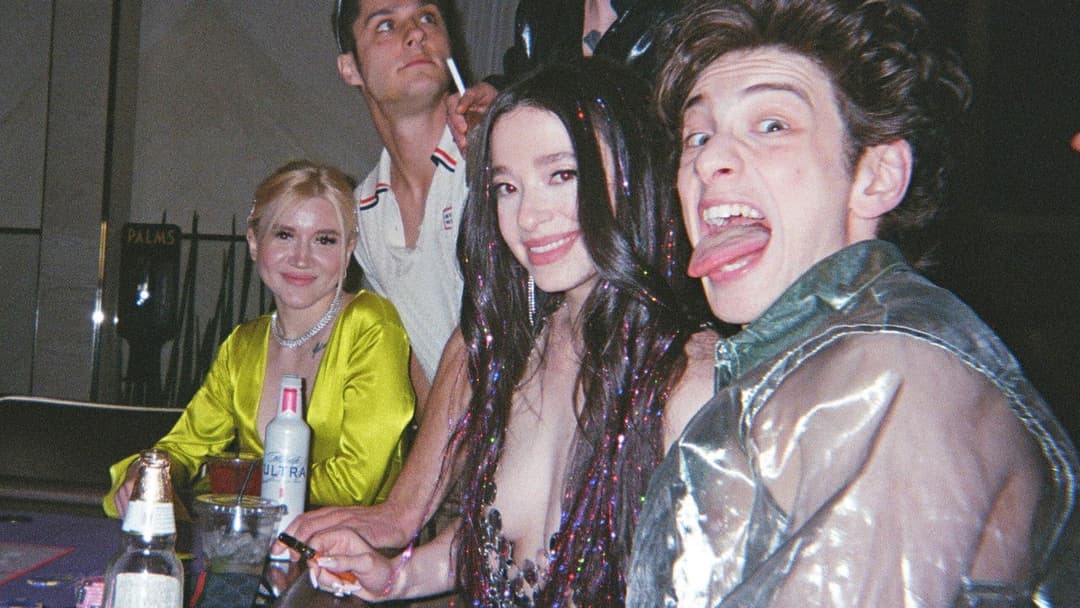 Анора backdrop 17