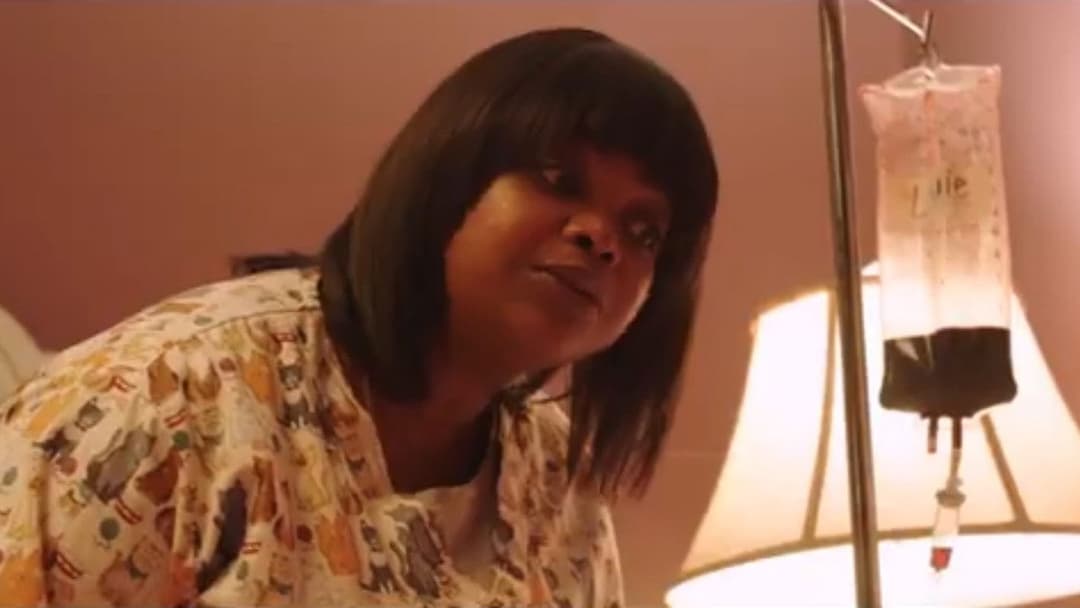 Ma - Sie sieht alles backdrop 10