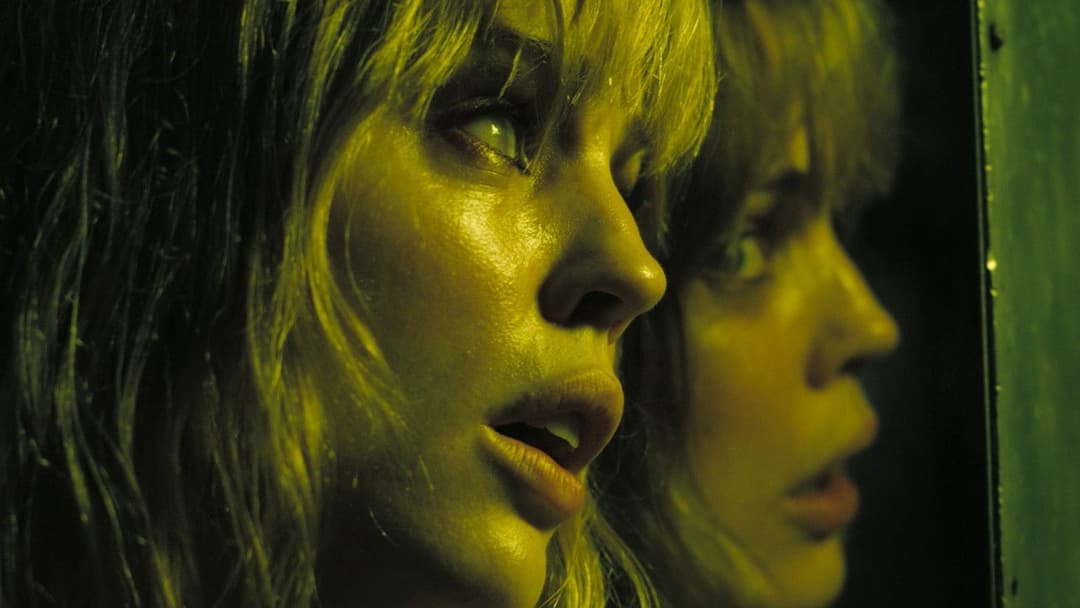 Triangle - Die Angst kommt in Wellen backdrop 9