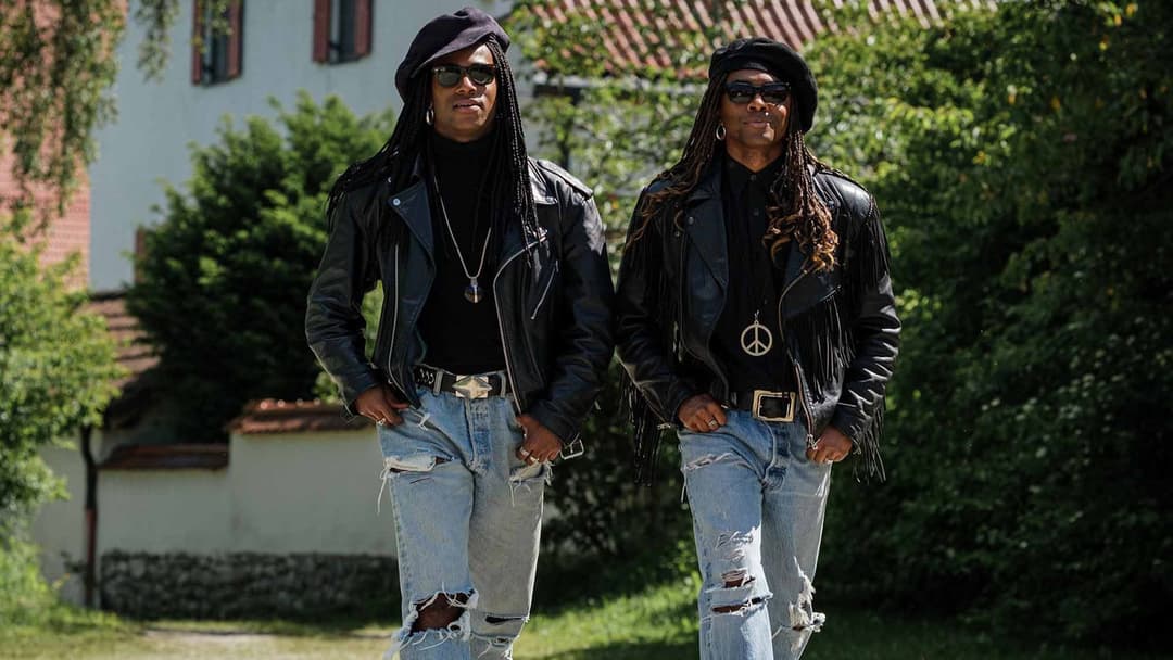 Girl You Know It's True backdrop 14