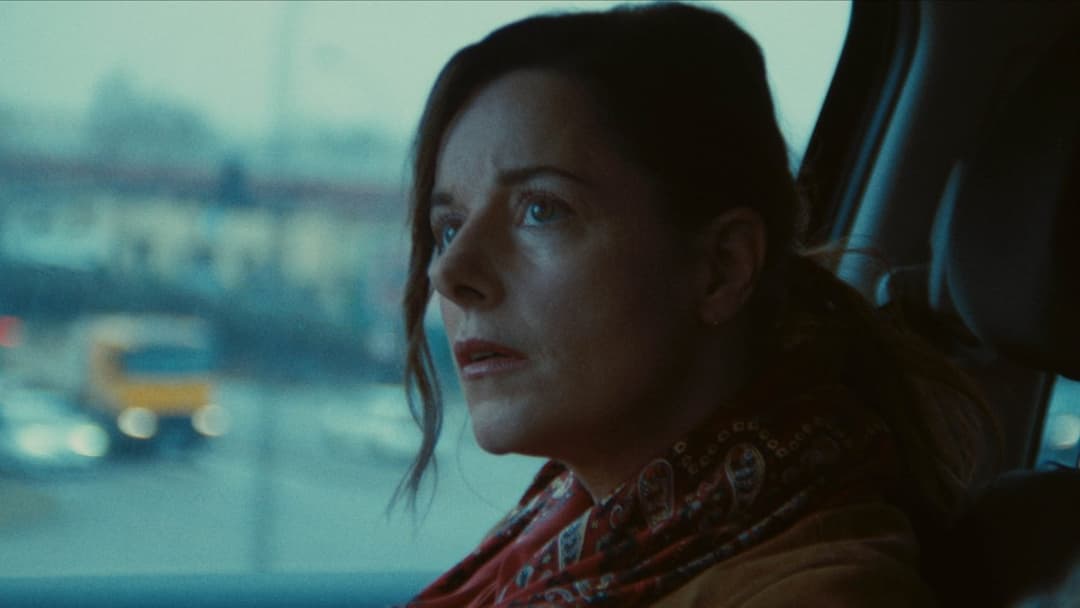 Julie - eine Frau gibt nicht auf backdrop 9