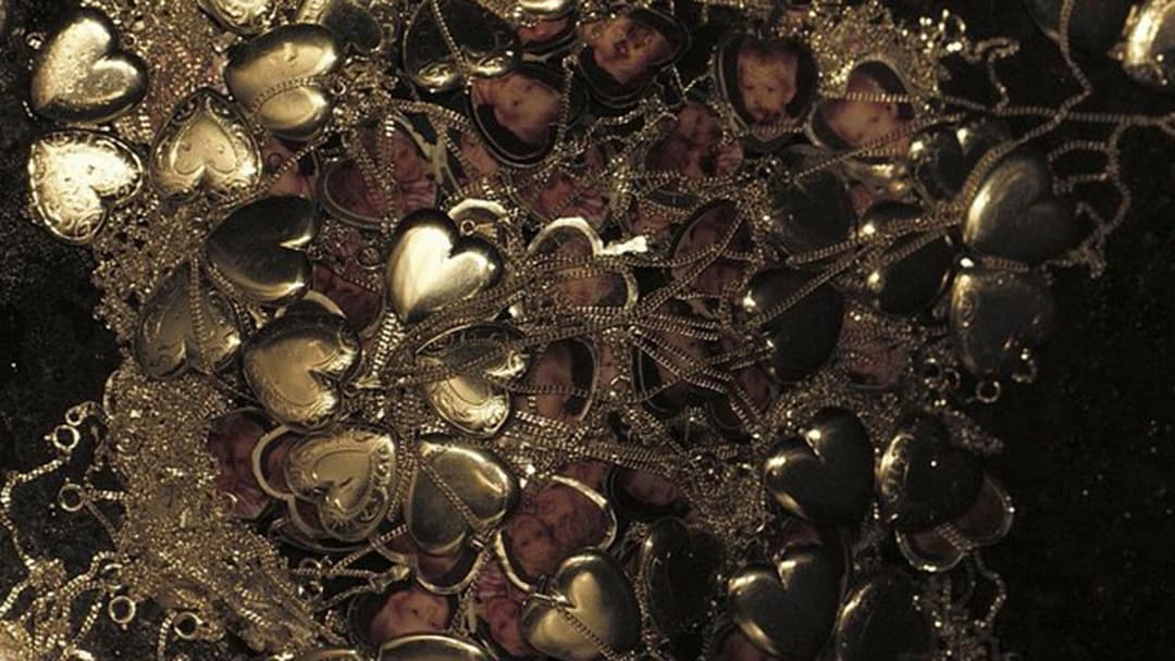 Triangle - Die Angst kommt in Wellen backdrop 6