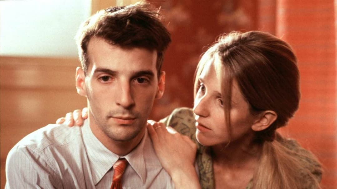 Un héros très discret backdrop 1