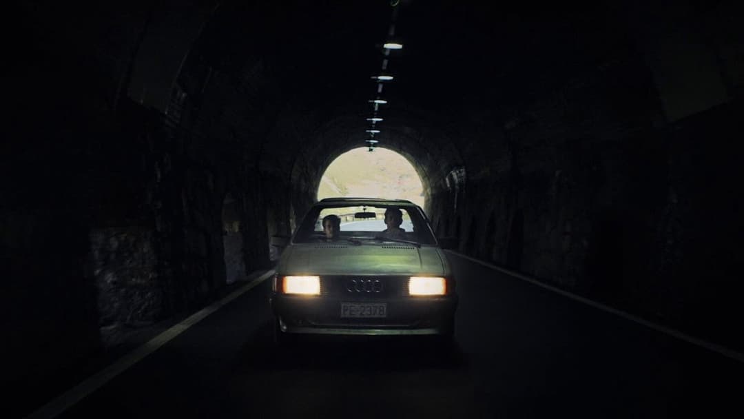 Ο Άνθρωπος με τις Απαντήσεις backdrop 15