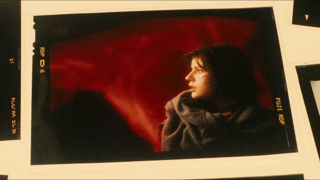 Три кольори: Червоний backdrop 11