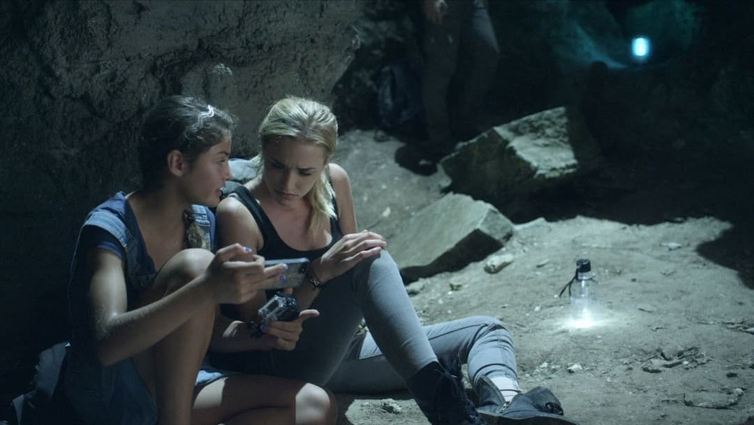 Die Höhle - Das Tor in eine andere Zeit backdrop 18