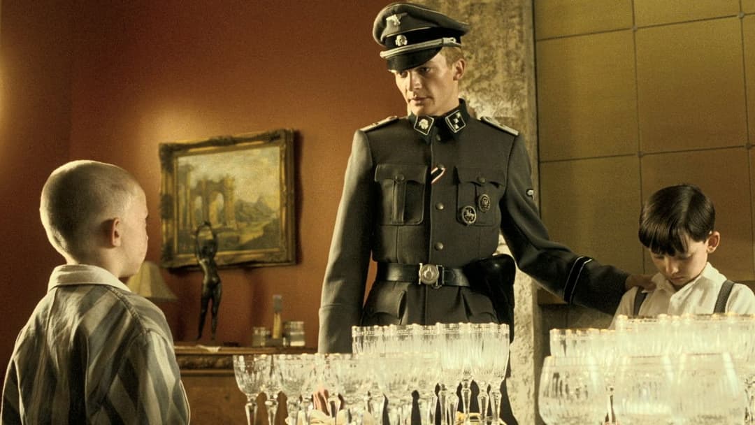 Хлопчик у смугастій піжамі backdrop 15