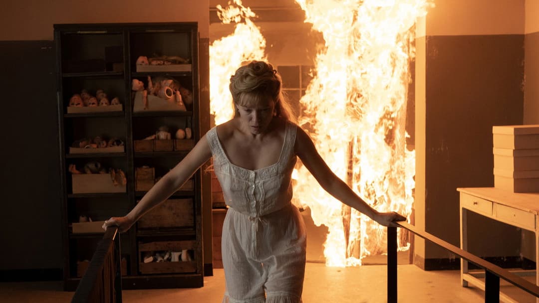 La Bête backdrop 17