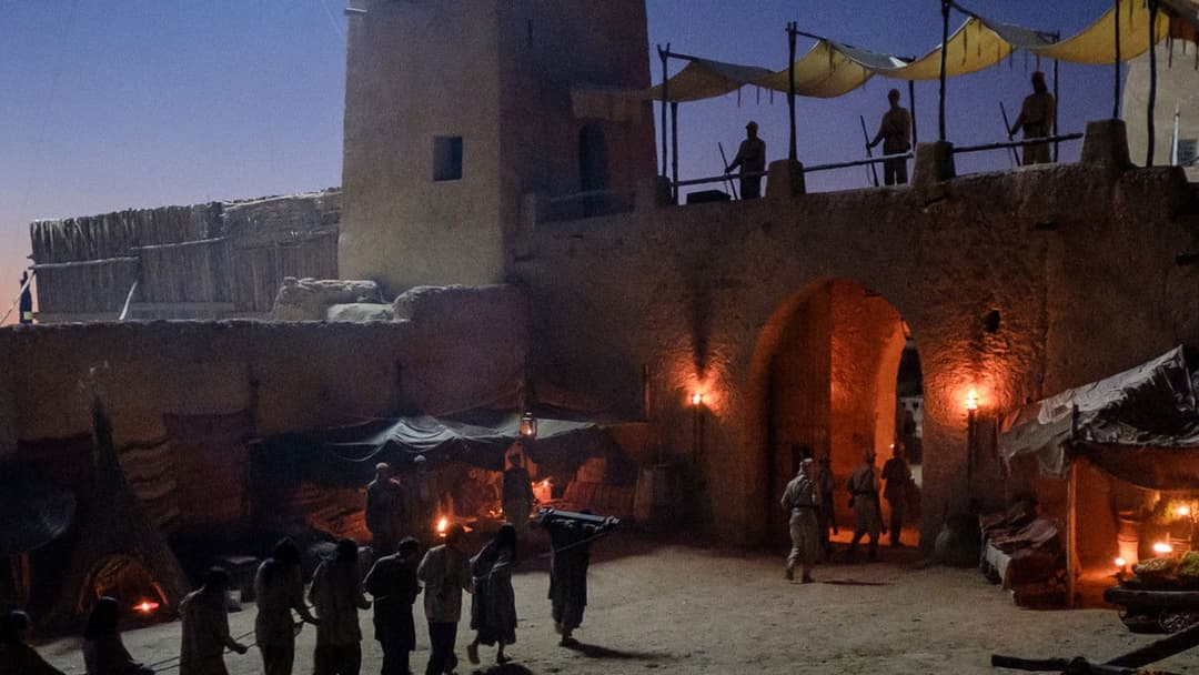 В очікуванні варварів backdrop 12