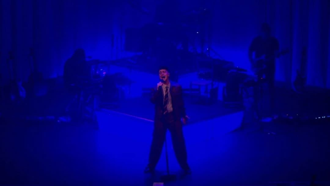 Juanjo Bona: Tan Mayor y Tan Niño backdrop 3