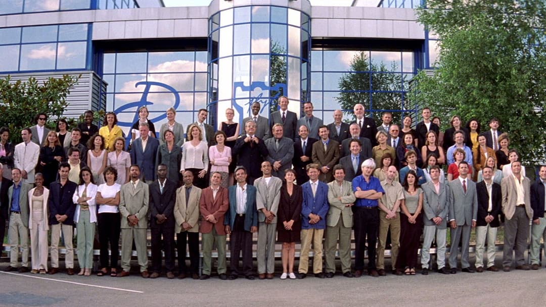 Ein Mann sieht rosa backdrop 10