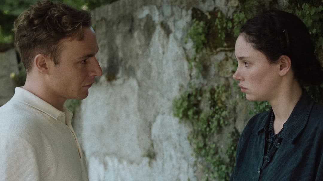 À bras-le-corps backdrop 3