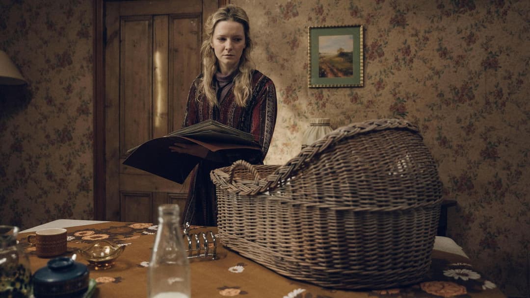 Безплідна земля backdrop 2