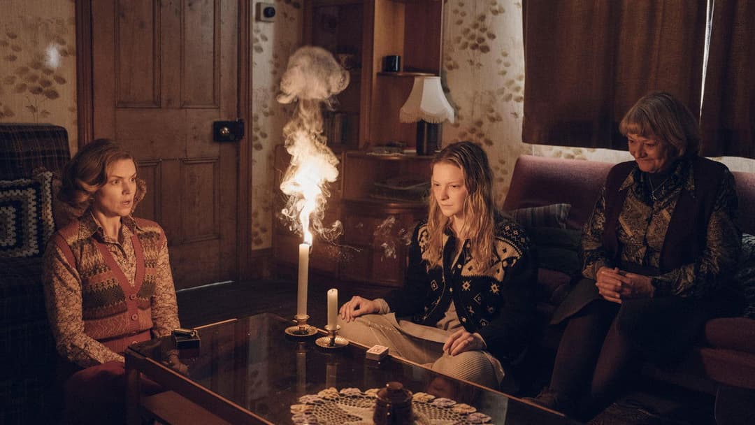 Безплідна земля backdrop 3