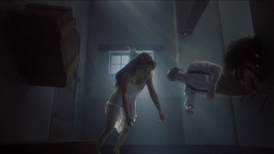 La Bête backdrop 10