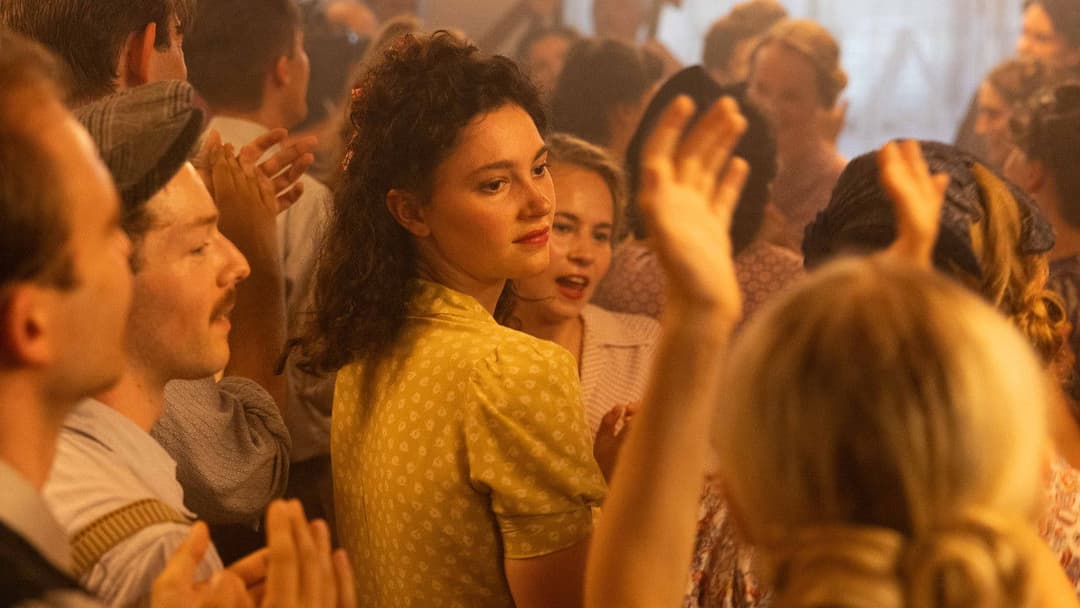 À bras-le-corps backdrop 1