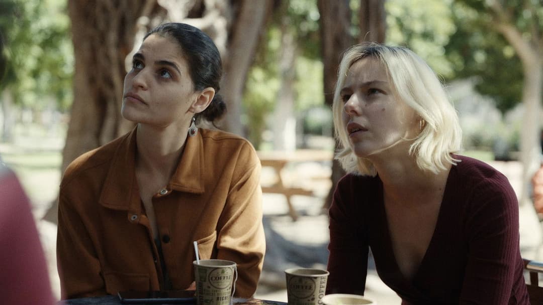 À voix basse backdrop 4