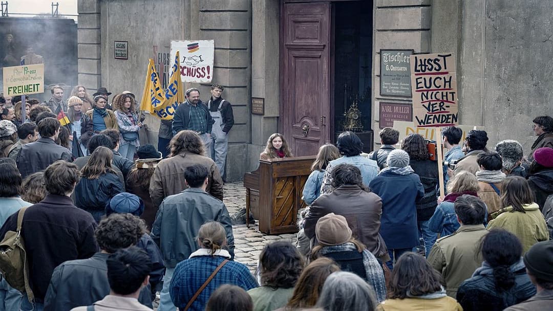 Le Tourbillon de la vie backdrop 2